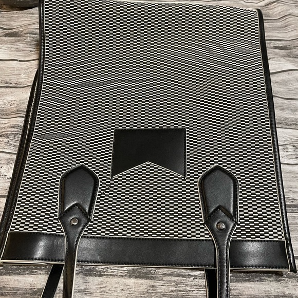 Like new purse. Only used once - Picture 2 of 3